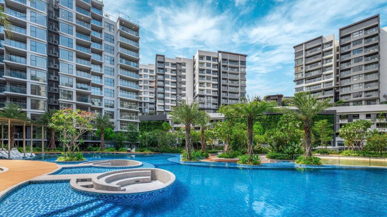 Cho thuê căn 3PN 120m2 view hồ bơi và công viên Centery, tầng đẹp, kèm ô xe định danh. 18tr/tháng