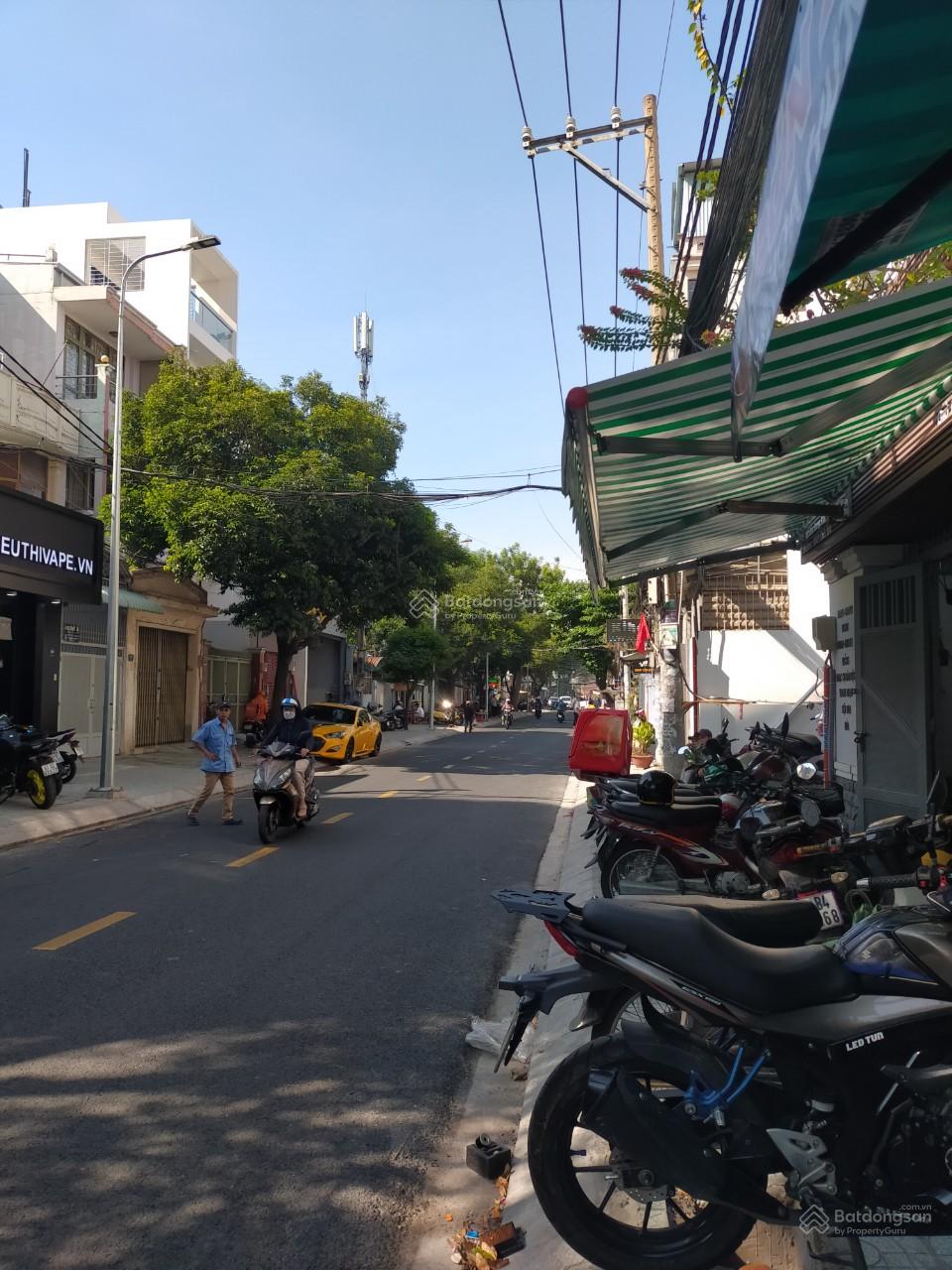 Cần tiền bán gấp nhà hẻm 8m Lê Quang Định. Hẻm Kinh Doanh Sầm Uất. DT: 4x17m, trệt, lầu. Kiên Cố.