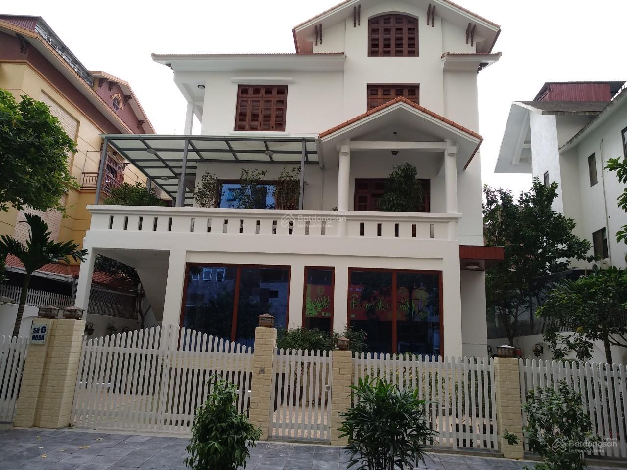 Cho thuê biệt thự căn góc Làng Quốc Tế Thăng Long, 250m2 có sân vườn, giá chỉ 80 triệu/tháng