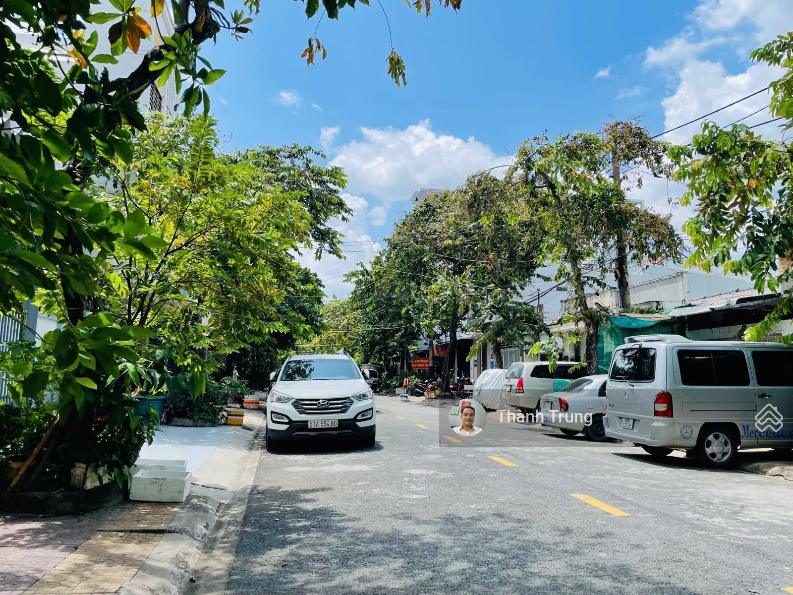 Cần bán gấp! Căn nhà 1 trệt 1 lầu đường số 4 Phước Bình. Vị trí đẹp, Sổ hoàn công giá chỉ 9,5 tỷ