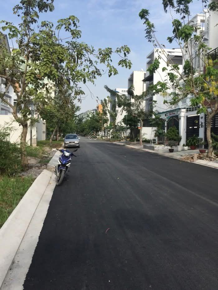 Bán gấp lô đất nhà phố KDC 13B Conic, đối diện công viên. 7x19m sổ hồng. Giá 8,15 tỷ