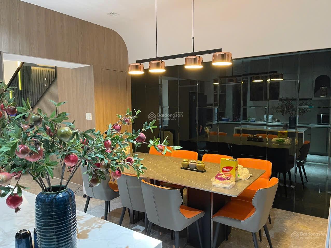 Tôi chính chủ bán gấp Lavila Kiến Á nhà phố 6 x 17.6m (full nội thất) - nhà thô giá 10 tỷ, sổ hồng