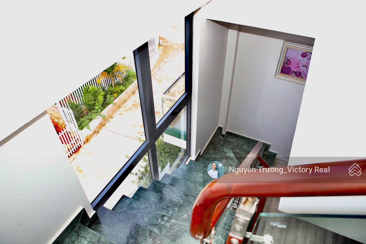 Cần bán villa 11 PN, 3 mặt tiền đường Ngô Gia Tự, Đà Lạt. Vị trí vàng cho đầu tư và nghỉ dưỡng