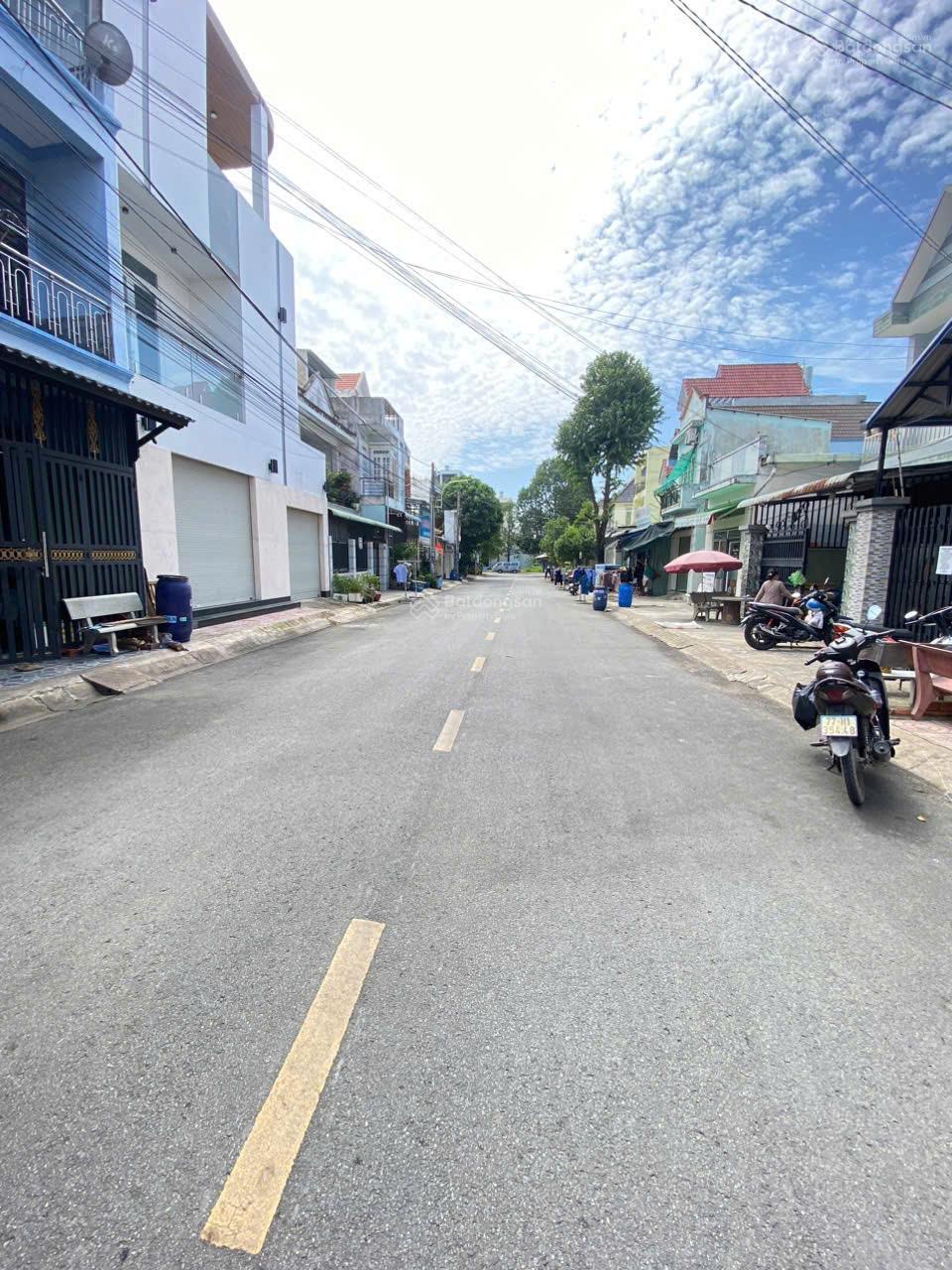 Bán nhà 1 trệt 1 lầu MT đường GS17 p.Dĩ An Tp.Dĩ An