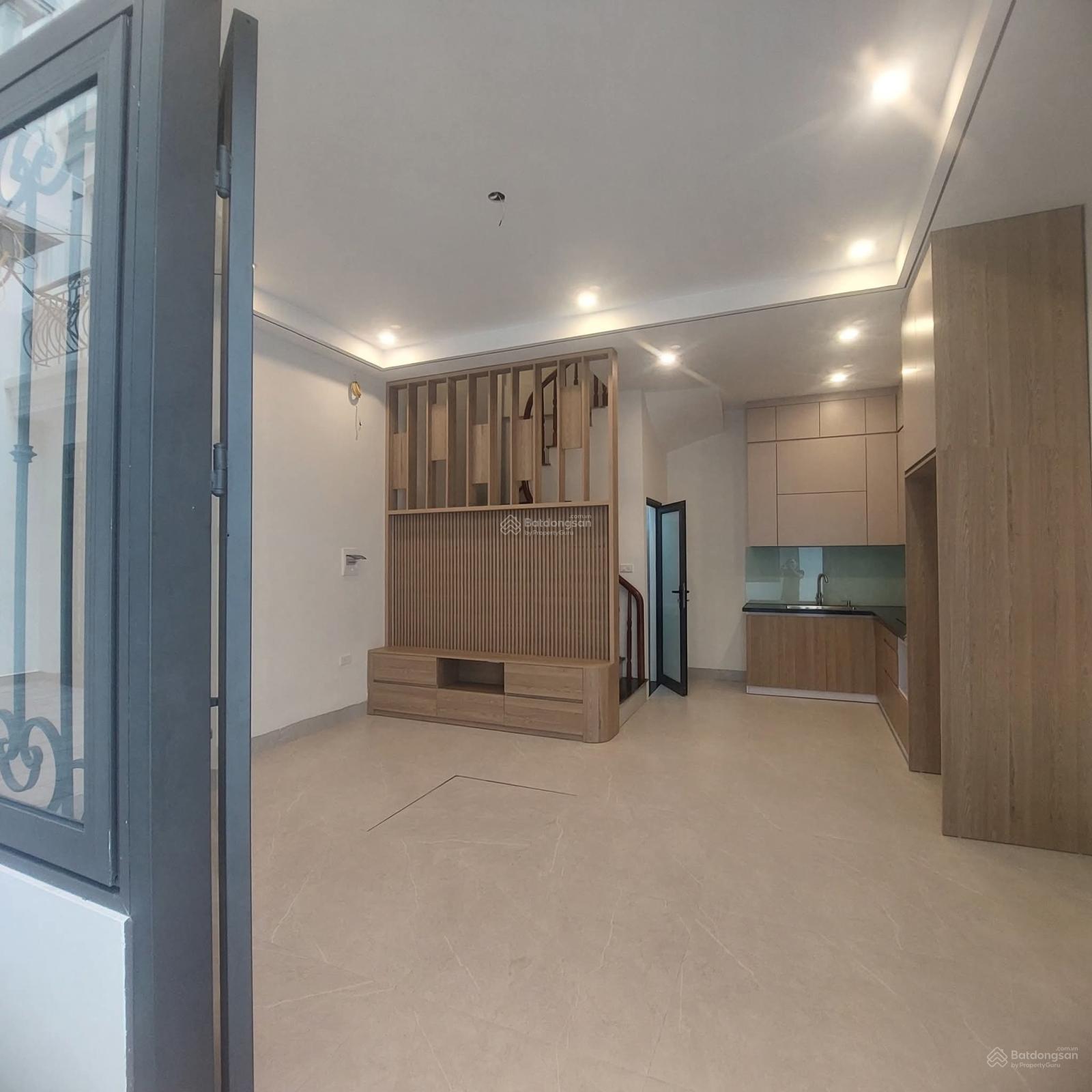 Bán nhà Cự Khối, Long Biên, 34m² x 3,5 tầng, ô tô 16 đỗ cổng, giá 4,65 tỷ