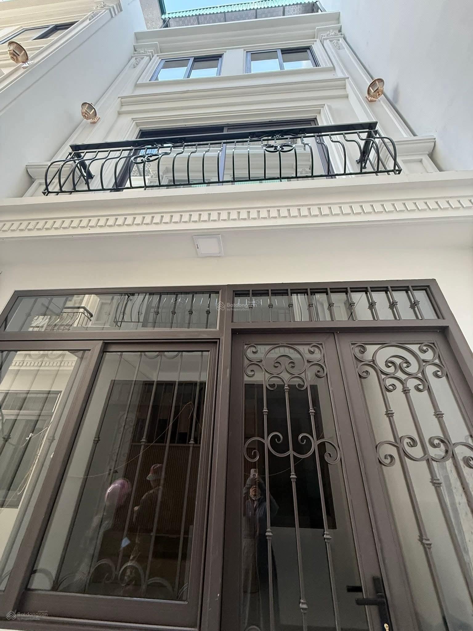 Bán nhà Cự Khối, Long Biên, 34m² x 3,5 tầng, ô tô 16 đỗ cổng, giá 4,65 tỷ