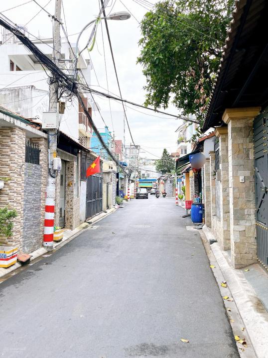 Bán nhà mặt tiền nội bộ Phường Tân Sơn Nhì, Quận Tân Phú. DT: 5,4x19m, nở hậu - Cấp 4 tiện xây mới