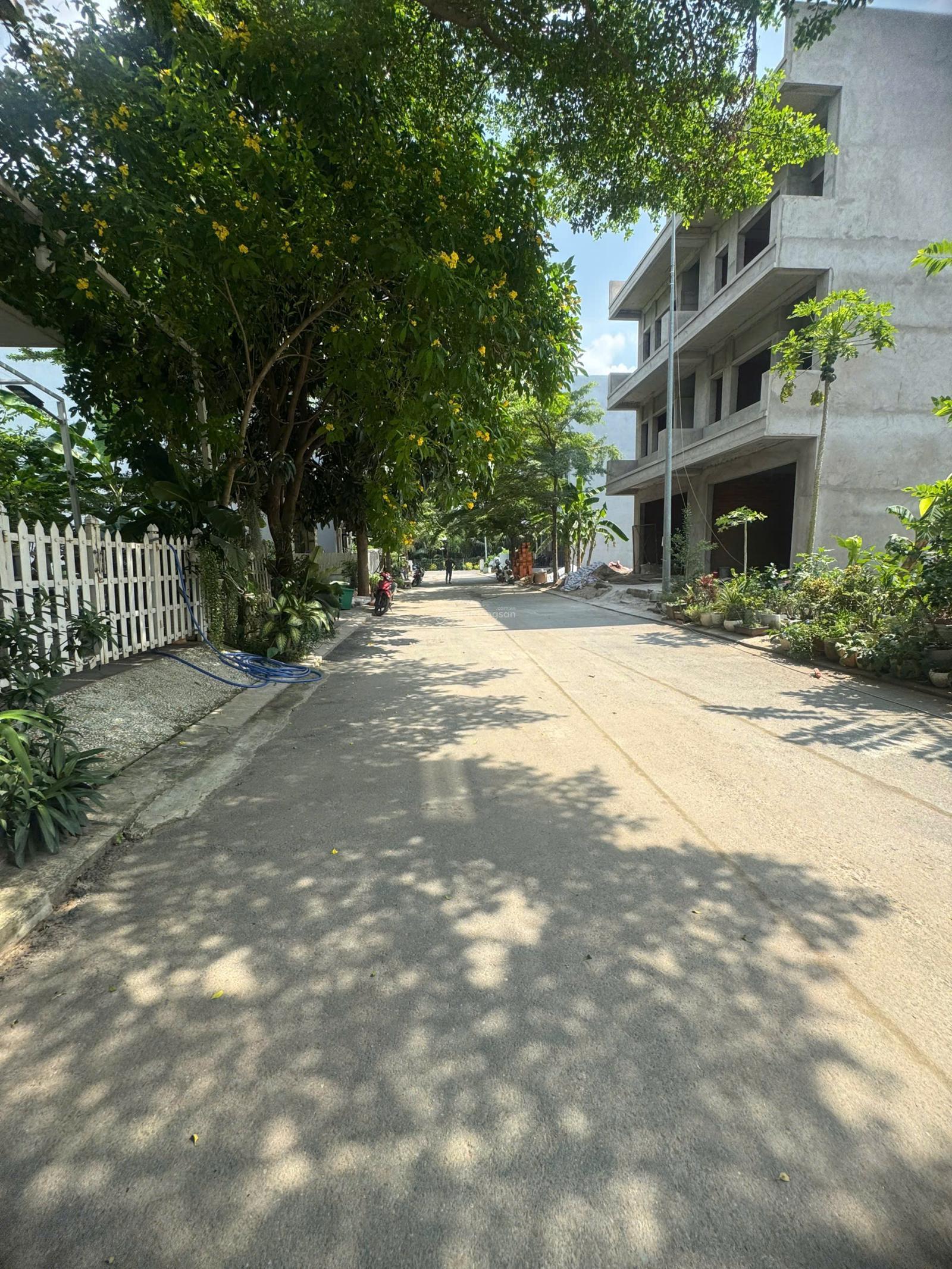 Chính chủ gửi bán nhanh lô đất hướng Đông. Giá tốt. Chỉ 7 tỷ 300. Bao thuế phí. Đã ép cọc