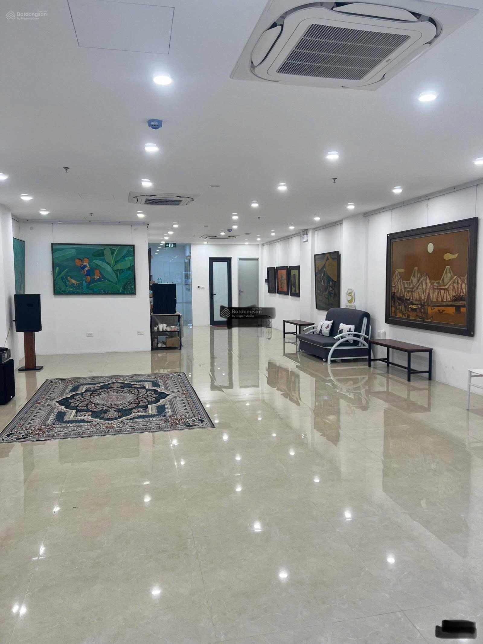 Cho thuê nhà mặt phố Tôn Đức Thắng, DT 120m2x3 tầng, MT 6.7m, giá 105tr, LH 0968 896 ***