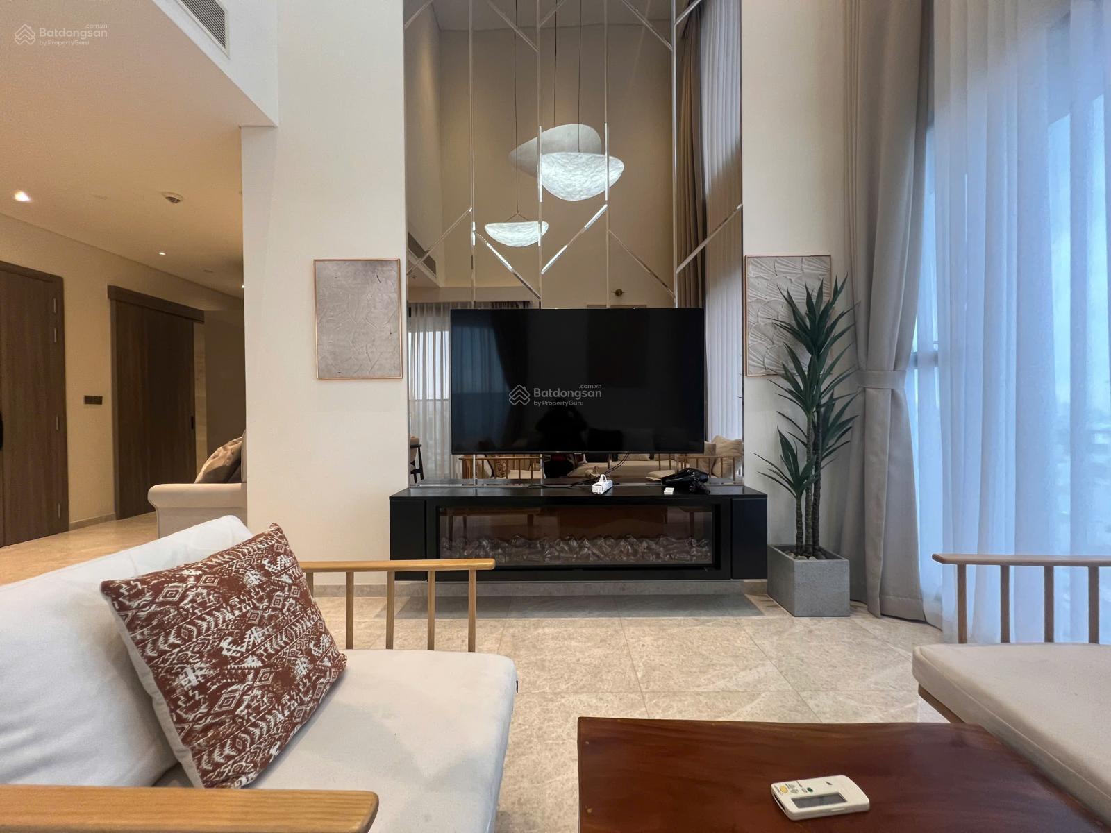 Cho thuê căn hộ The Marq: 4PN - 145m2, private lift, nội thất đẹp, trần cao 6m, giá:90 triệu/tháng