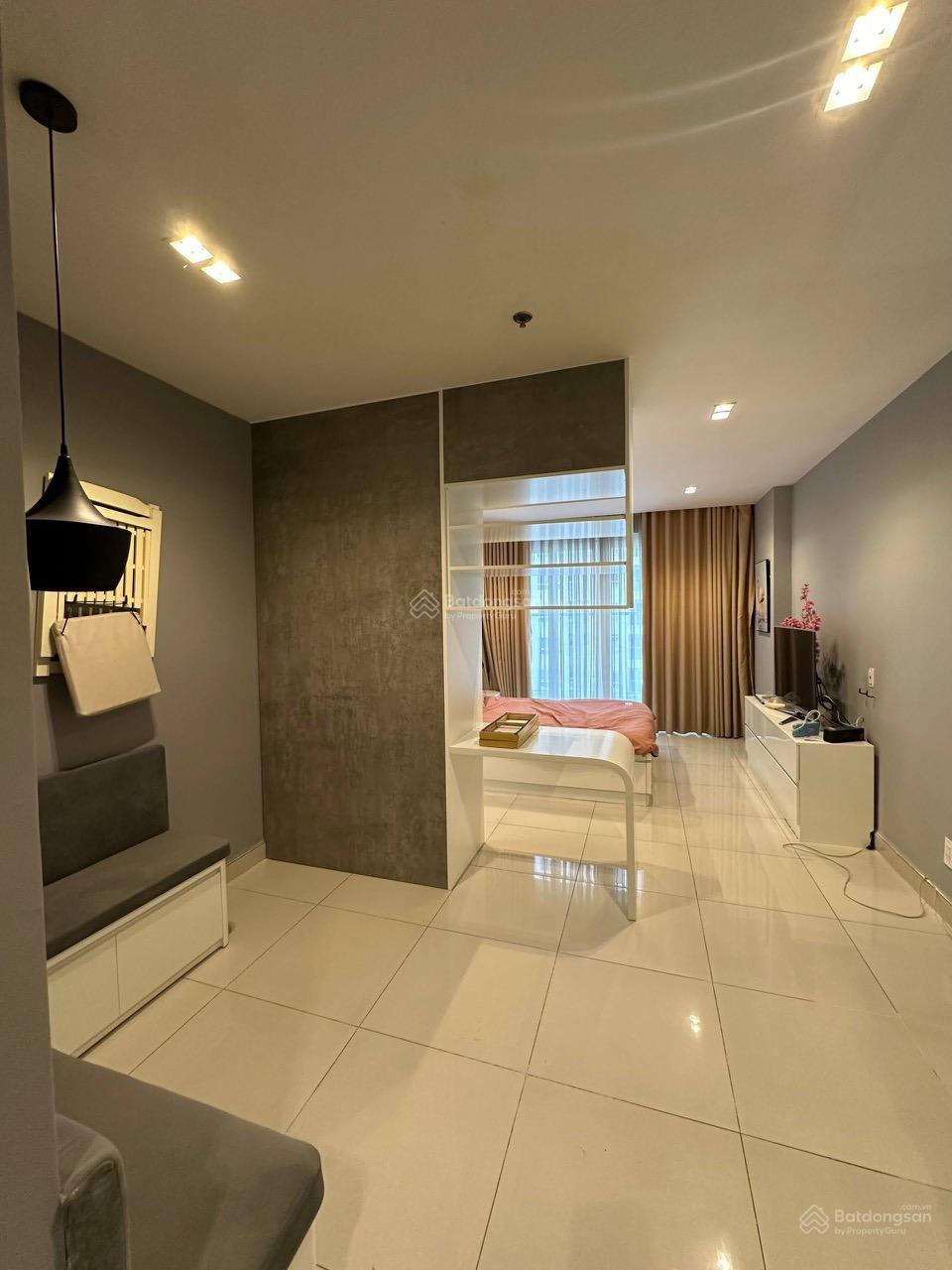 Bán gấp căn Sky Center Phổ Quang. Căn 1PN 42m2, tầng trung siêu đẹp. Giá chỉ 3.280 tỷ. Liên hệ ngay