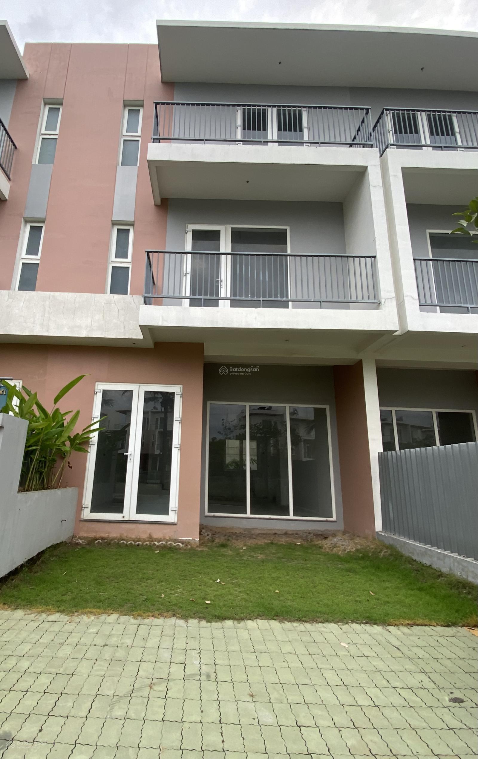 Bán nhanh nhà phố Dragon Village, 6x15m, sổ hồng, giá 8 tỷ (TL) vị trí đẹp. Nhà có nội thất Bán nhanh nhà phố Dragon Village, 6x15m, sổ hồng, giá 8 tỷ (TL) vị trí đẹp. Nhà có nội thất