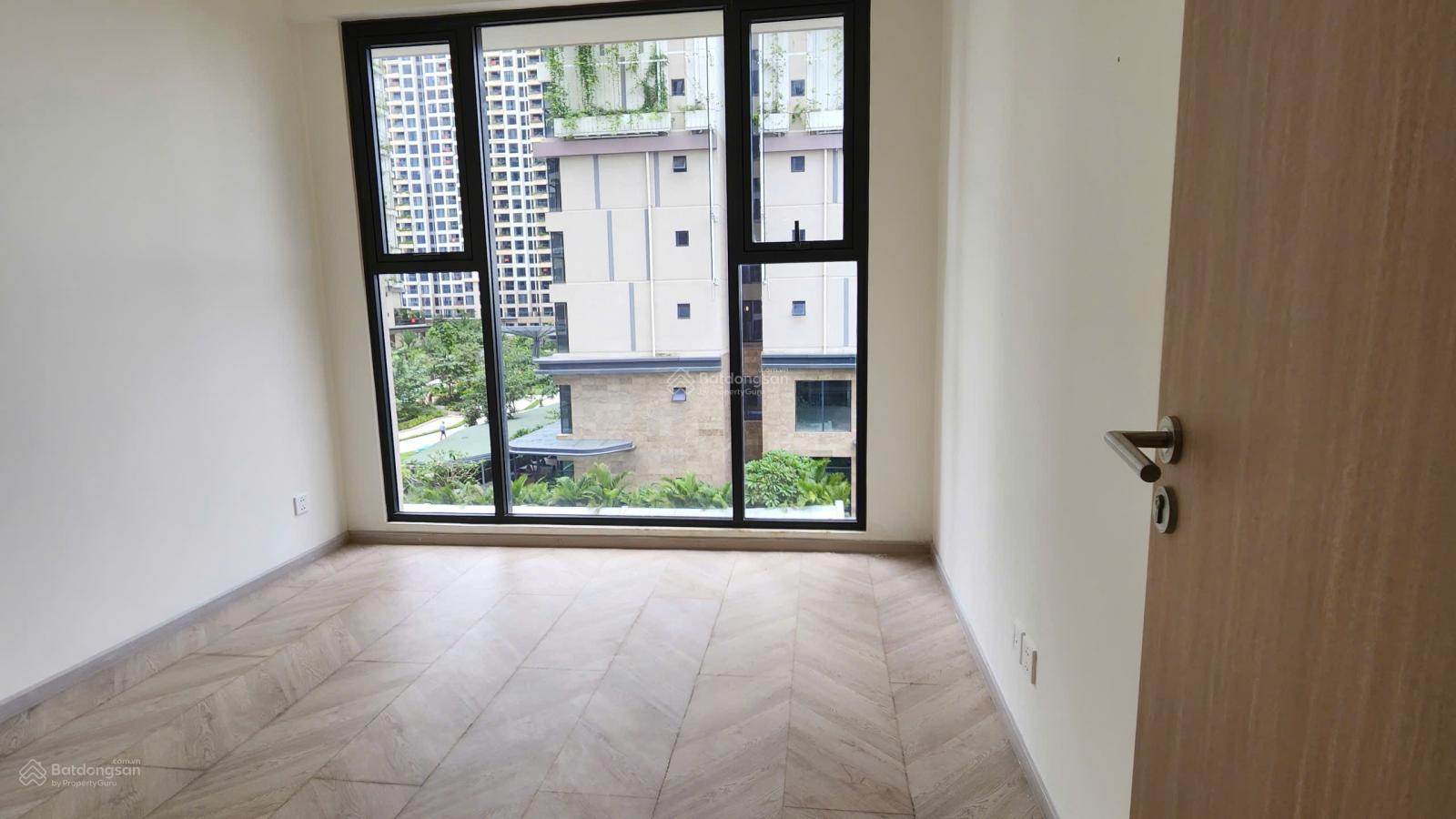 Có sổ - view nội khu hồ bơi - Căn góc 2PN Tháp C - giá chỉ 4,6 tỷ all in - Lumiere Boulevard