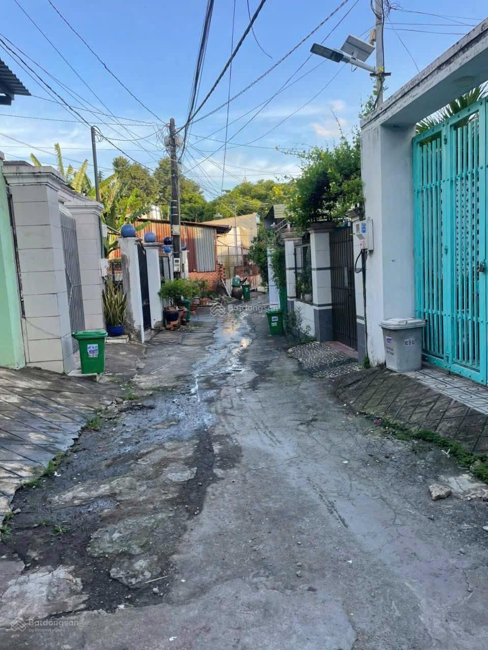 Bán nhà 1 trệt 1 lửng gần chợ Bửu Hoà phường Biên Hoà. DT: 80m2. Giá: 1tỷ950 đường xe hơi tới nhà Bán nhà 1 trệt 1 lửng gần chợ Bửu Hoà phường Biên Hoà. DT: 80m2. Giá: 1tỷ950 đường xe hơi tới nhà