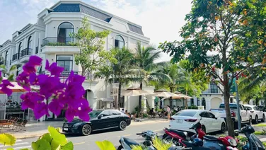 Nhà ngay trung tâm giáp siêu thị Aeon Mall 1 trệt 3 lầu giáp sông Vàm Cỏ