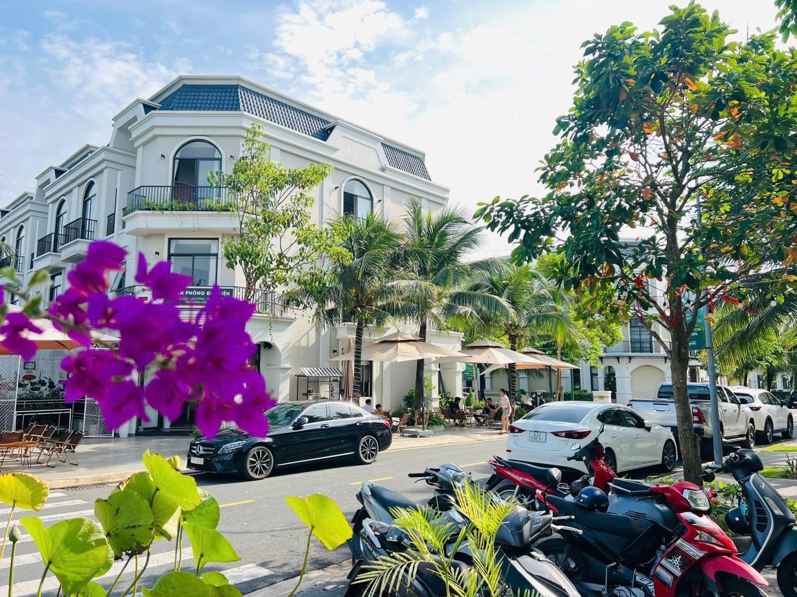 Nhà ngay trung tâm giáp siêu thị Aeon Mall 1 trệt 3 lầu giáp sông Vàm Cỏ