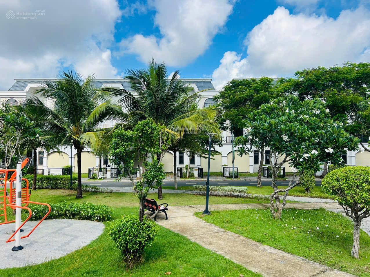 Nhà ngay trung tâm giáp siêu thị Aeon Mall 1 trệt 3 lầu giáp sông Vàm Cỏ