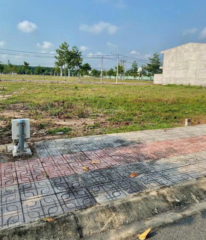 Chính chủ cần tiền gửi bán lỗ lô đất, phường Long Nguyên, TPHCM, mặt tiền đường 25m, sổ hồng riêng