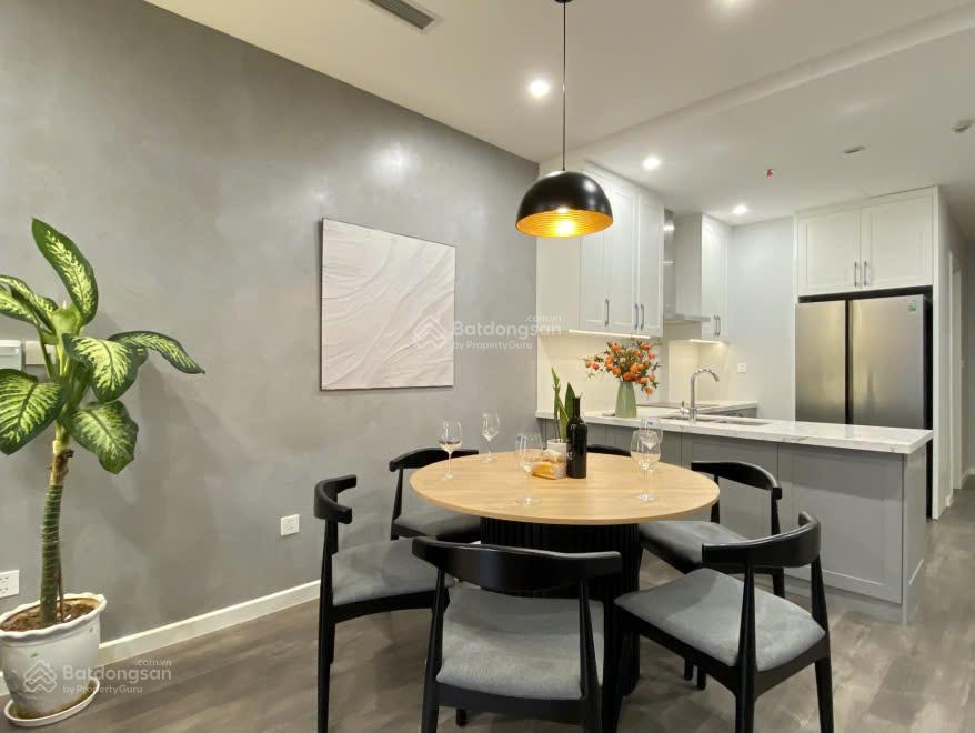 Chủ cần bán căn hoa hậu 2 ngủ 2wc Vinhomes Metropolis tầng trung view hồ siêu đẹp