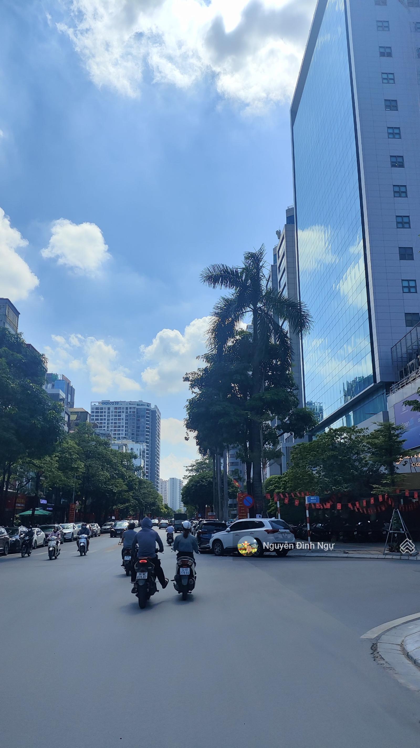 Chủ gửi bán đất phân lô Duy Tân. Xây toà VP đẳng cấp. 165m2 x MT 9m. Vuông vắn. Giá nhỉnh 70 tỷ Chủ gửi bán đất phân lô Duy Tân. Xây toà VP đẳng cấp. 165m2 x MT 9m. Vuông vắn. Giá nhỉnh 70 tỷ