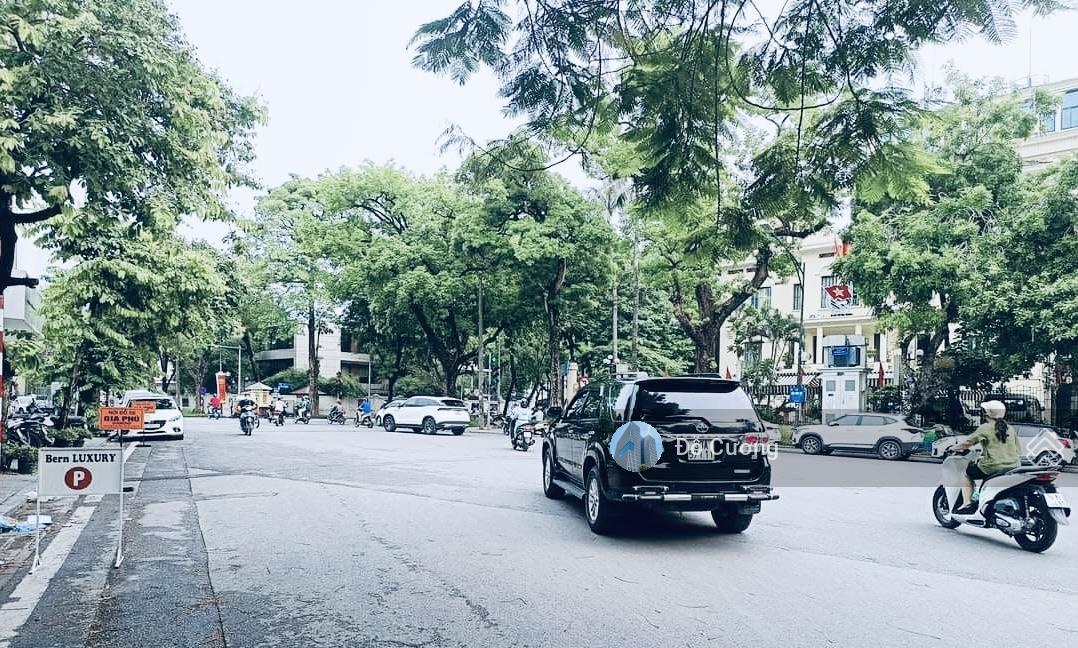 Cực gấp - chủ cần bán nhanh nhà mặt phố Trần Hưng Đạo - 385m2 x 3 tầng giá bán đất - mặt tiền 9,5m