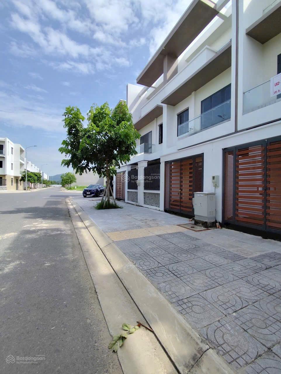 Bán gấp nhà phố Bà Rịa 1 trệt 2 lầu 100m2 giá 4.350 tỷ, sổ hồng riêng. LH Phạm Yến 0775 707 ***