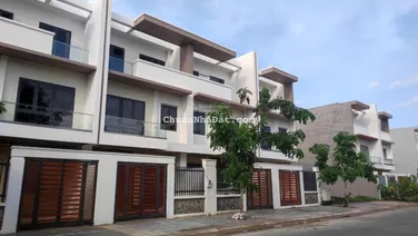 Bán gấp nhà phố Bà Rịa 1 trệt 2 lầu 100m2 giá 4.350 tỷ, sổ hồng riêng. LH Phạm Yến 0775 707 ***