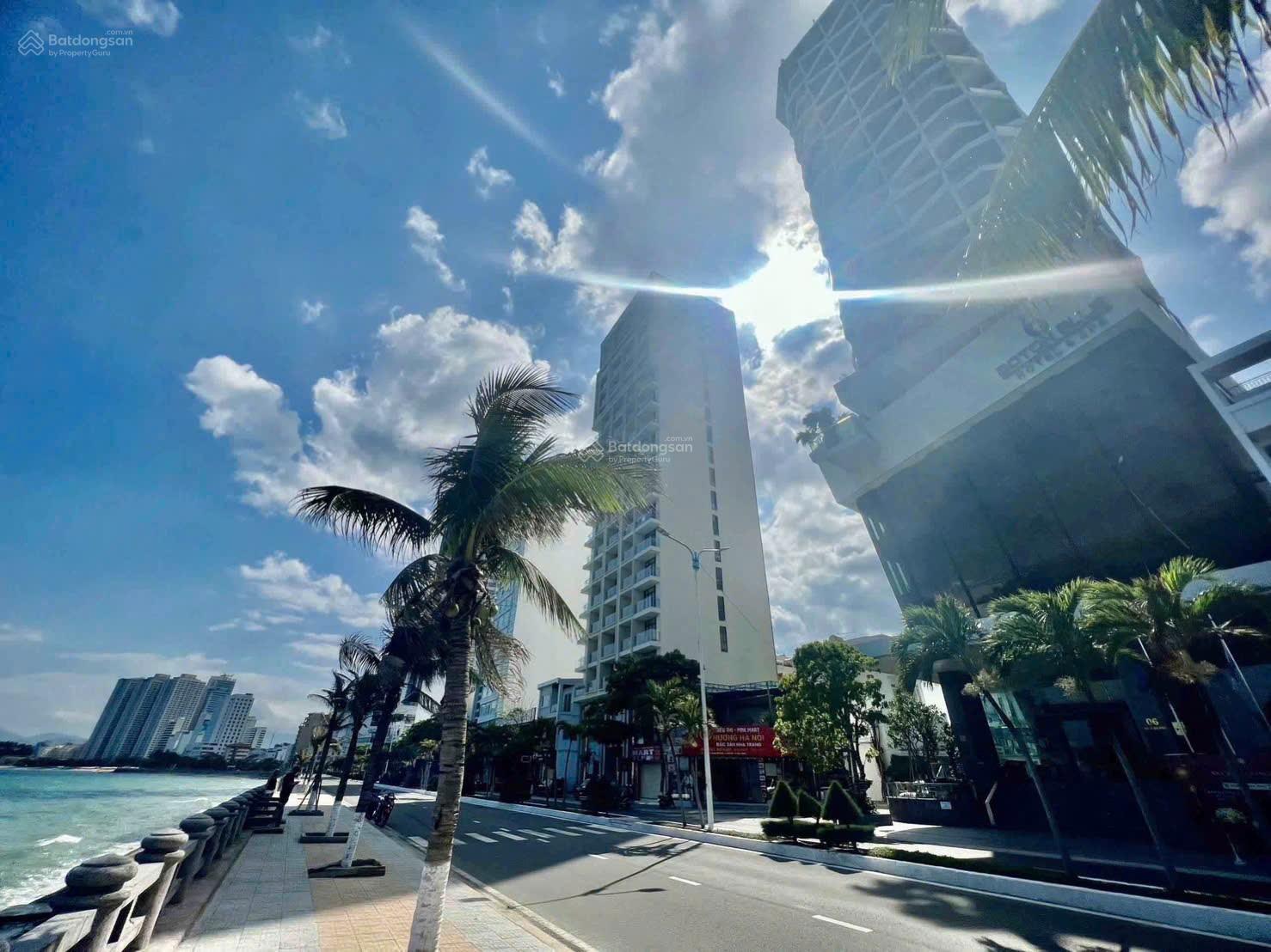 Đất Dương Hiến Quyền ngang rộng hơn 6,2m * Cách biển: 70m. Giá: 8 tỷ.