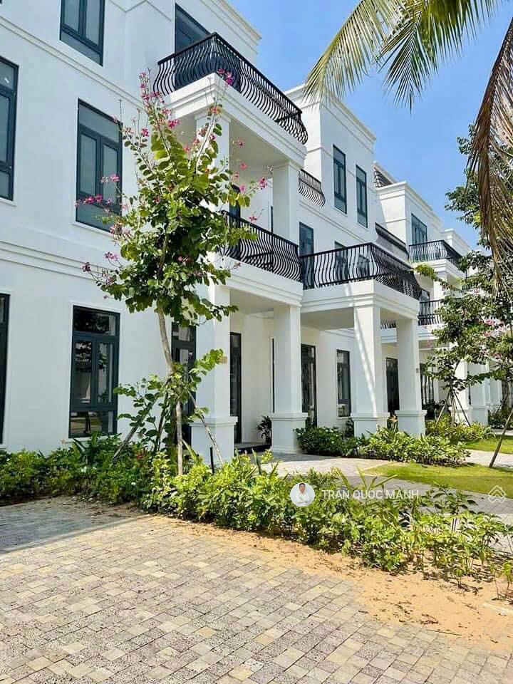 Biệt thự mini West Lake Golf & Villas mua 3,5 tỷ. Giờ bán 2,65 tỷ. LH 0832 369 ***