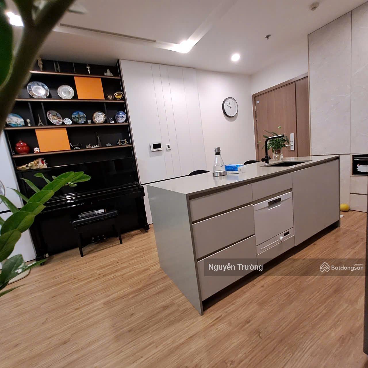 Cần bán căn hộ 75m2, 2 ngủ 2 vệ sinh, full đồ đẹp, chung cư Vinhomes Metropolis. Giá 16 tỷ