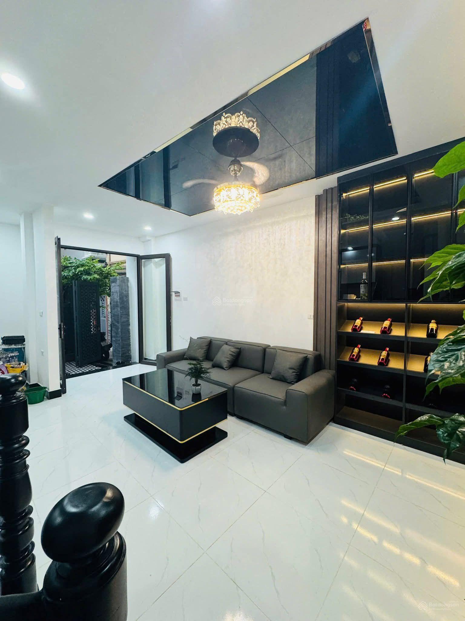 Siêu vip! Lô góc Hoàng Quốc Việt, xây mới chắc chắn, ngõ 3 gác tránh, 30m ô tô đỗ, tặng NT, 40m2*5T