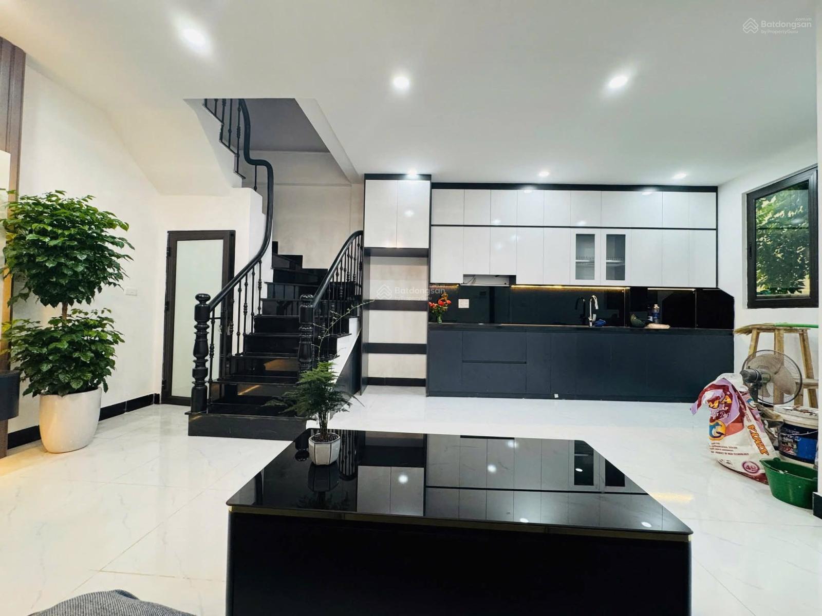 Siêu vip! Lô góc Hoàng Quốc Việt, xây mới chắc chắn, ngõ 3 gác tránh, 30m ô tô đỗ, tặng NT, 40m2*5T