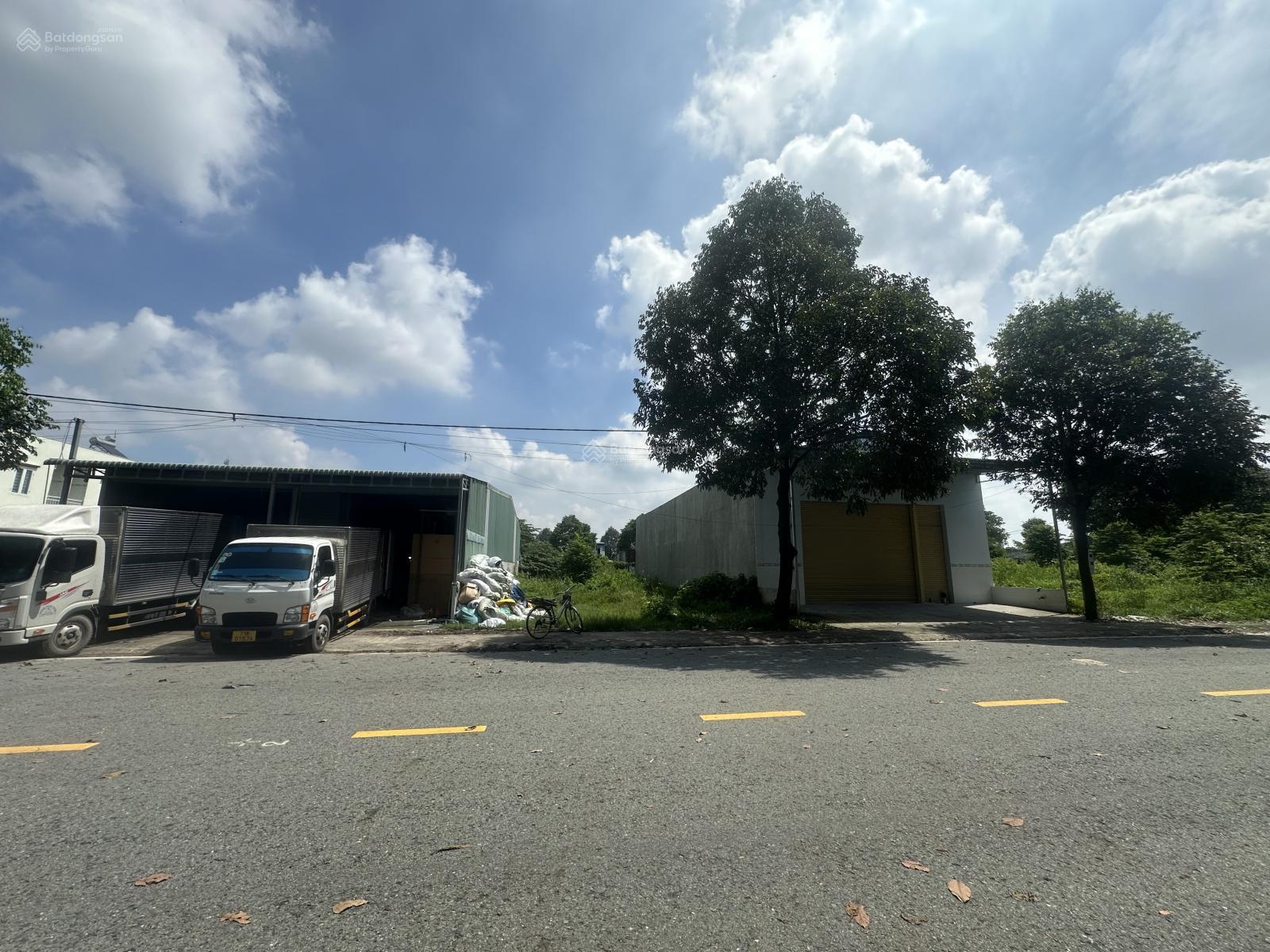 Chính chủ bán 10x30m khu Tam Giác Vàng Thành Phố Mới. View đối diện trung tâm hành chính, ga Metro