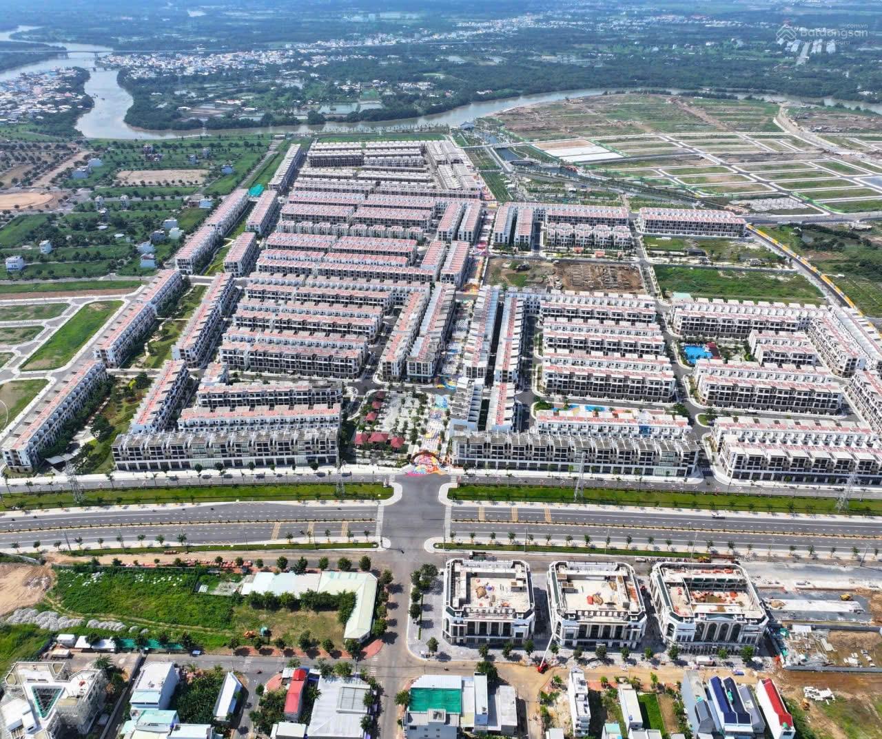 Bán nhà phố đối diện hồ bơi giá all in 5.5 tỷ/căn 120m2 đất hướng Nam tại T&T 267ha KĐT theo mẫu