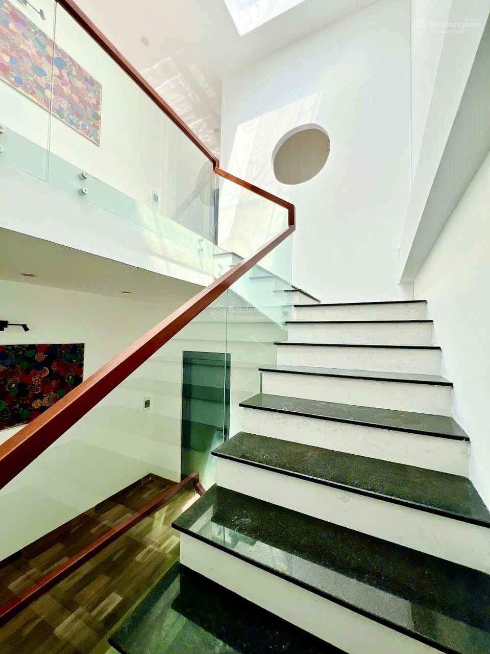 Nhà 3 tầng mới 100%, hẻm xe hơi ngay cầu Ông Nhiêu Long Trường, 3PN, 3WC, sổ vuông hoàn công