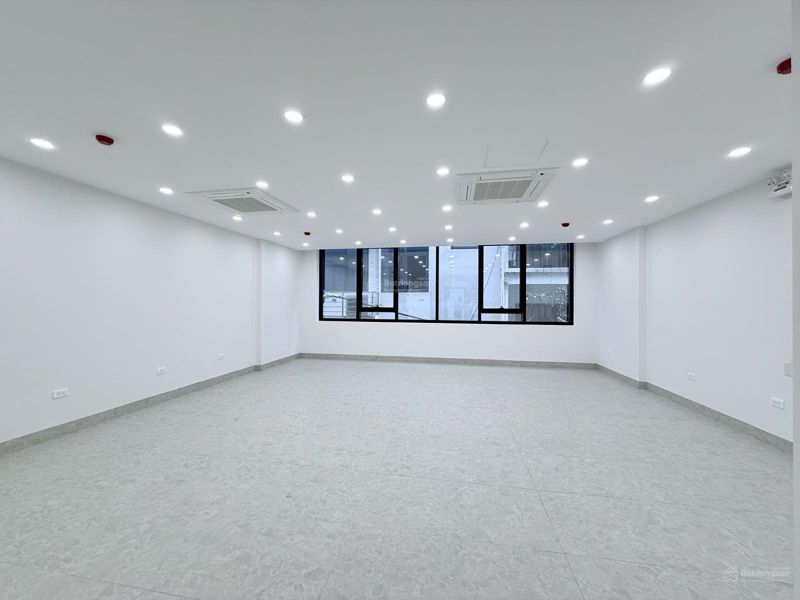 Cho thuê nhà Trần Quốc Hoàn, 80m2, 8 tầng, MT 7m, Thang máy, nhà mới, 65Tr