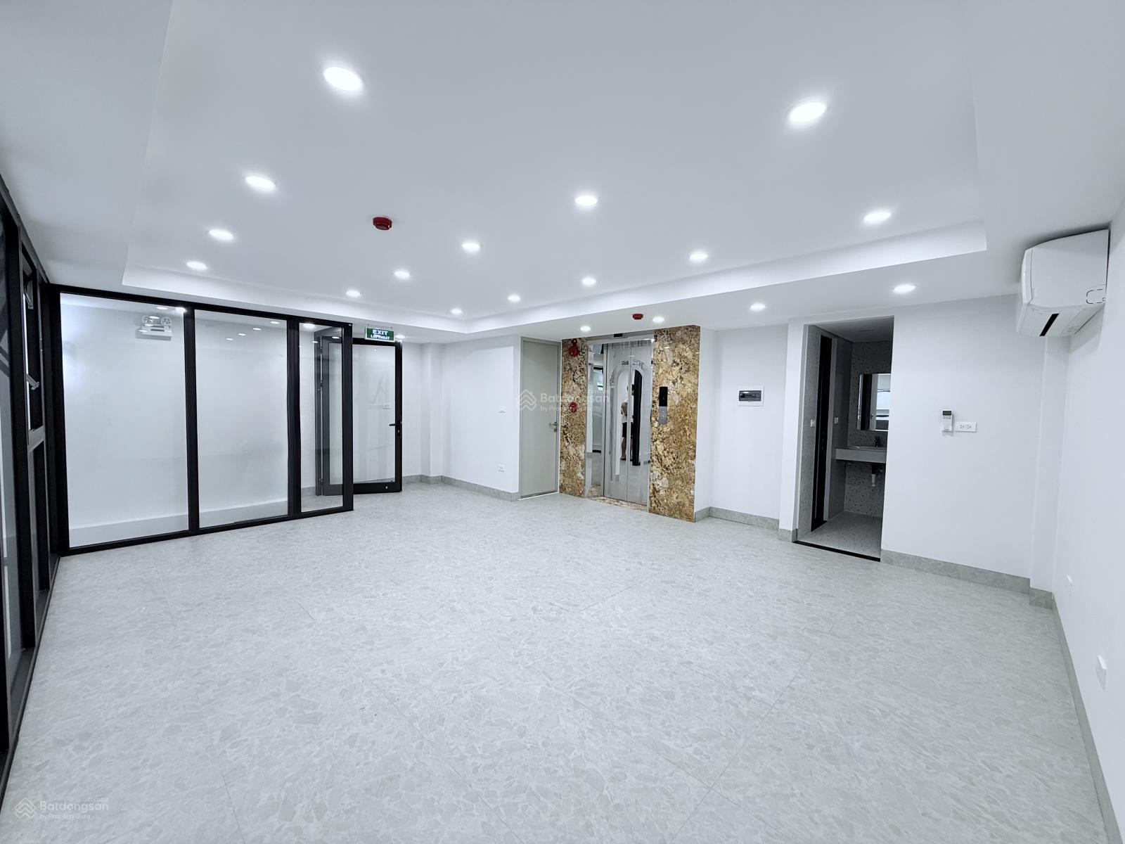 Cho thuê nhà Trần Quốc Hoàn, 80m2, 8 tầng, MT 7m, Thang máy, nhà mới, 65Tr