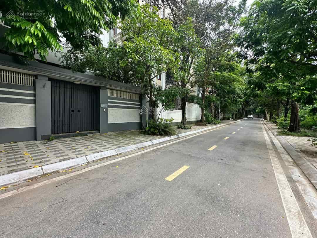 Chính chủ cần bán đất biệt thự Vườn Đào, Lạc Long Quân lô 05 D2, 180m2, mặt tiền 11m xây cao được