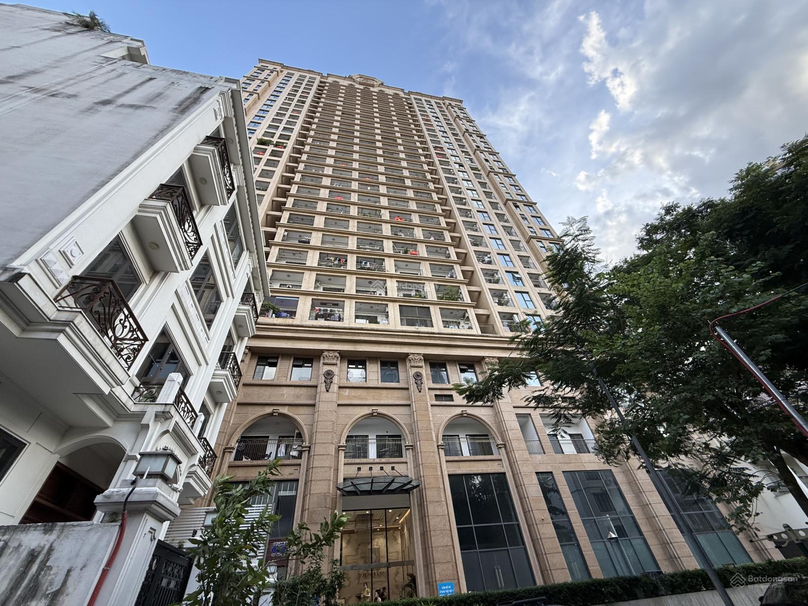 Chính chủ cần bán đất biệt thự Vườn Đào, Lạc Long Quân lô 05 D2, 180m2, mặt tiền 11m xây cao được