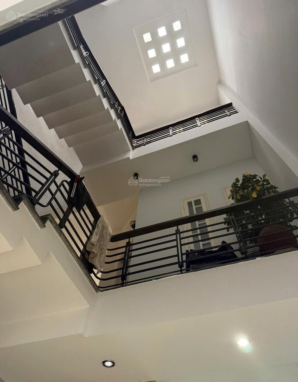 Gia đình! Bán nhanh nhà 3 tầng 4PN đường Đỗ Huy Uyển, DT 100m2 cách biển 500m - 11 tỷ 5