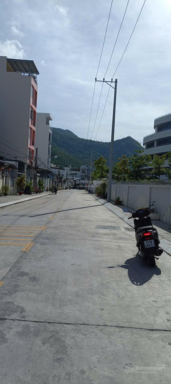 Nhà 1,5 tầng sát trường cao đẳng Ấn Độ, giáp khu nhà máy Z753 cách 2/4: 200m. Giá: 3,2 tỷ