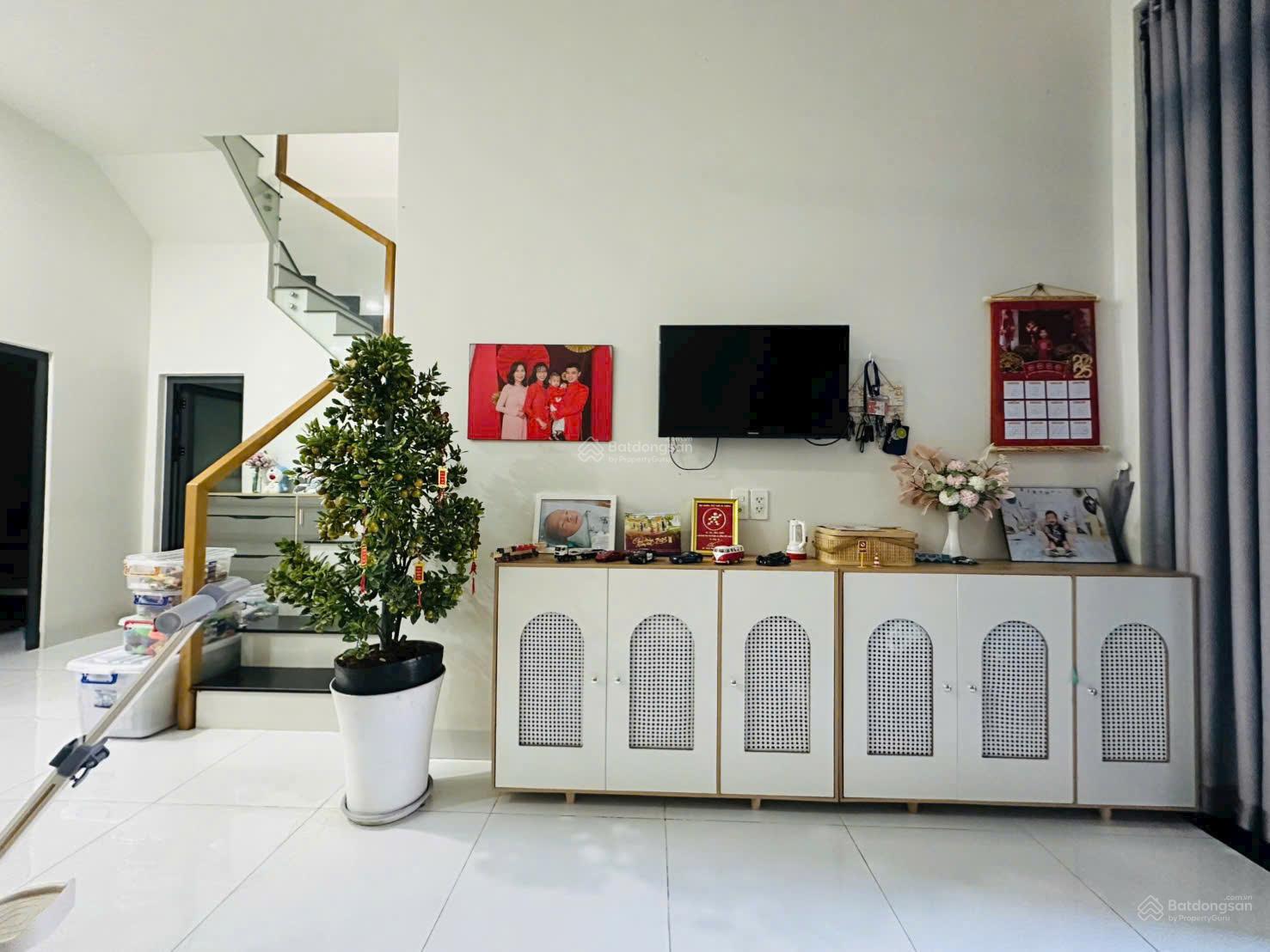 Bán gấp nhà KDC Centana đất 90m2 1 trệt, 1 lầu gồm 4PN3WC chỉ 6tỷ4 all in. LH: 0937 981 *** Thùy Vân Bán gấp nhà KDC Centana đất 90m2 1 trệt, 1 lầu gồm 4PN3WC chỉ 6tỷ4 all in. LH: 0937 981 *** Thùy Vân