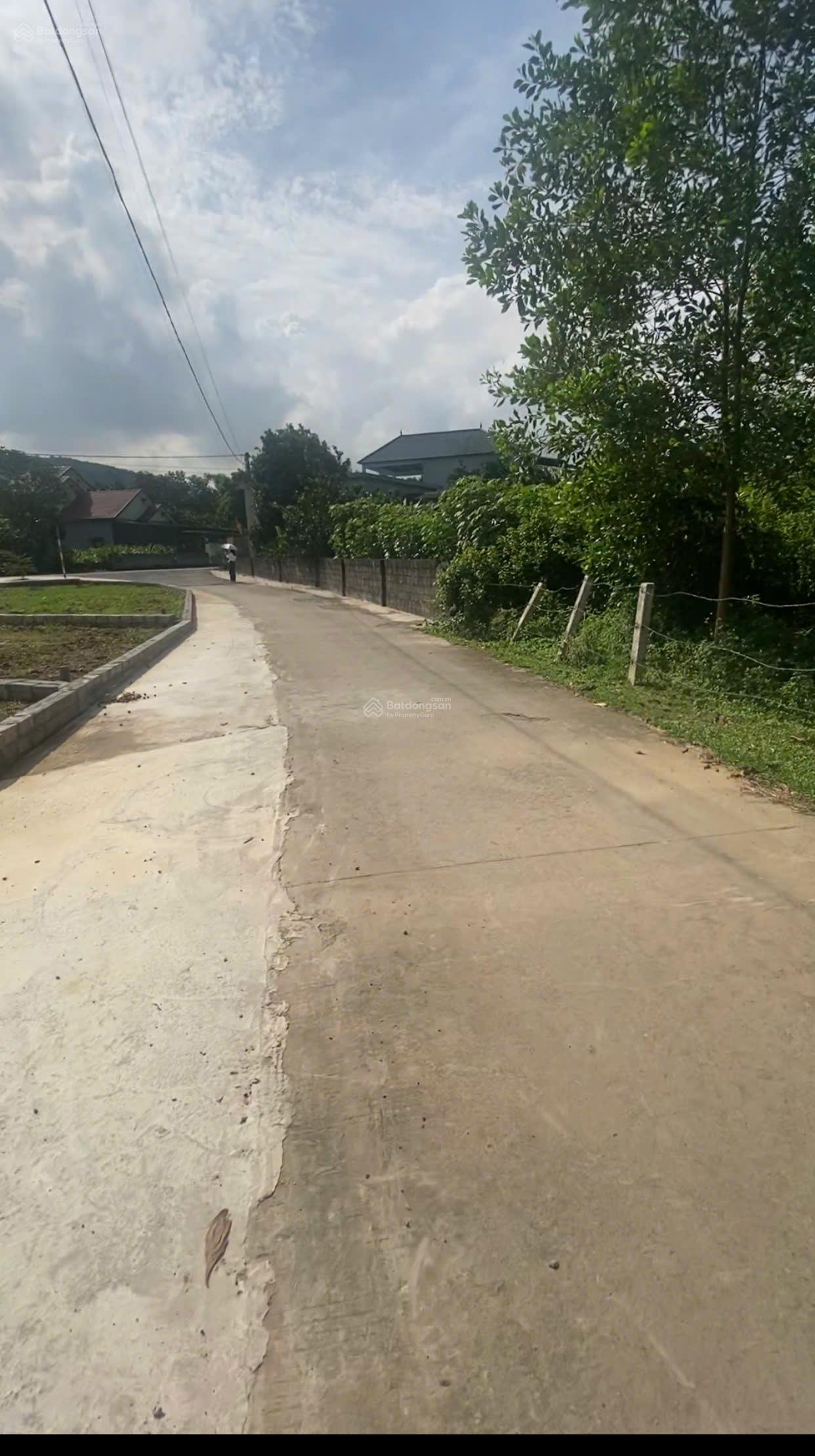 Bán đất nền xã Đồng Làng, TT Chi Nê, Lạc Thuỷ, mặt đường 10m, view hồ, sổ đỏ, DT 250m2, giá F0