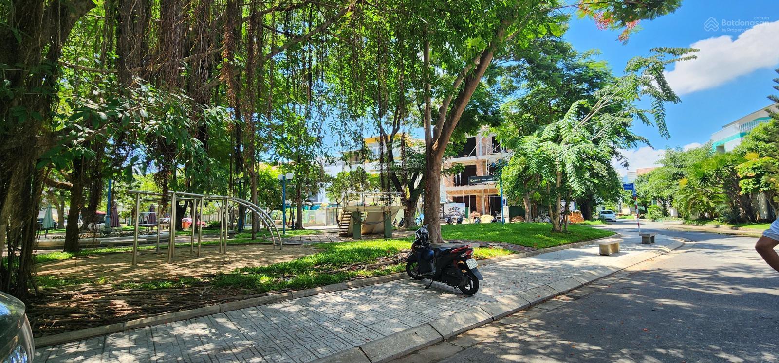 Cho thuê căn biệt thự 300m2 3 tầng đối diện công viên tại KĐT Vĩnh Điềm Trung