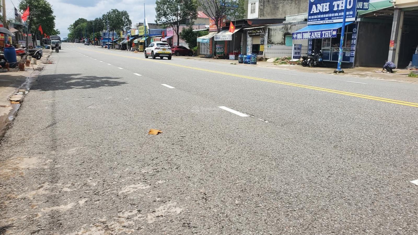 Bán lô đất ngay mặt tiền đường nhựa 25m DT 150m2 cách KCN Mỹ Phước 3 chỉ 5P sổ sẵn full thổ cư