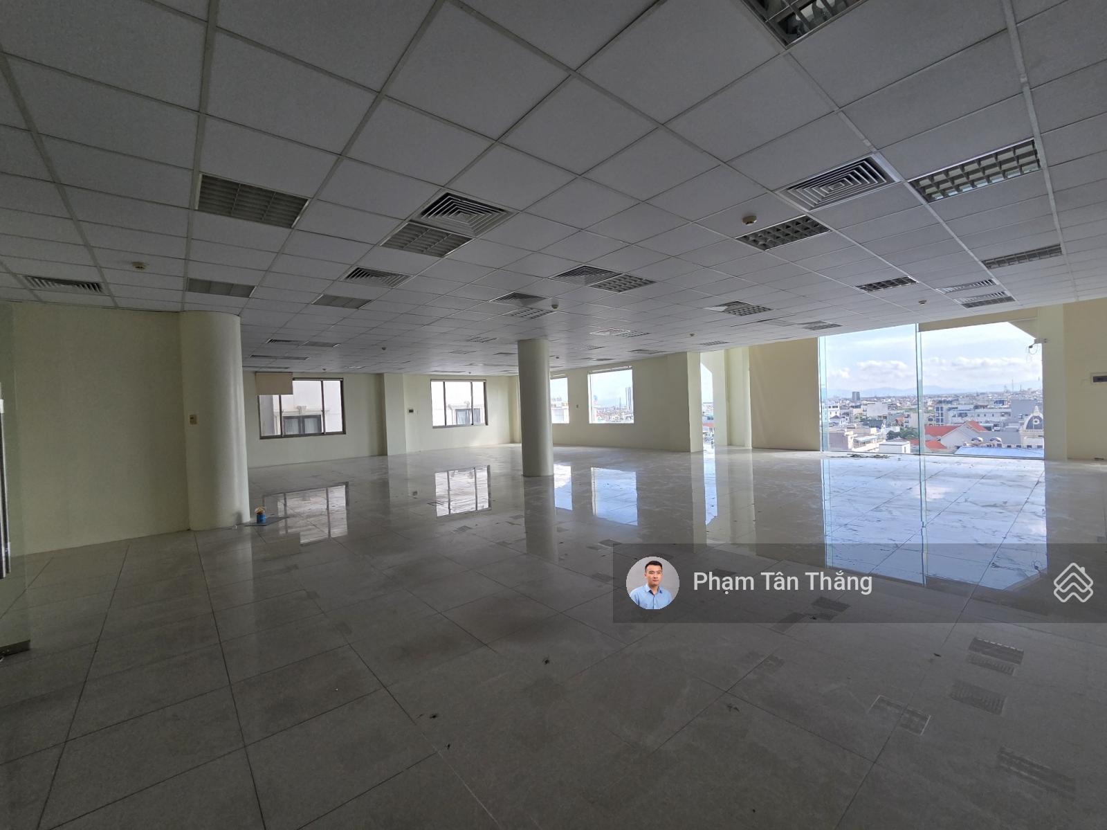 Cho thuê gần 300m2 sàn văn phòng lô góc, thông sàn, view siêu đẹp Lê Hồng Phong
