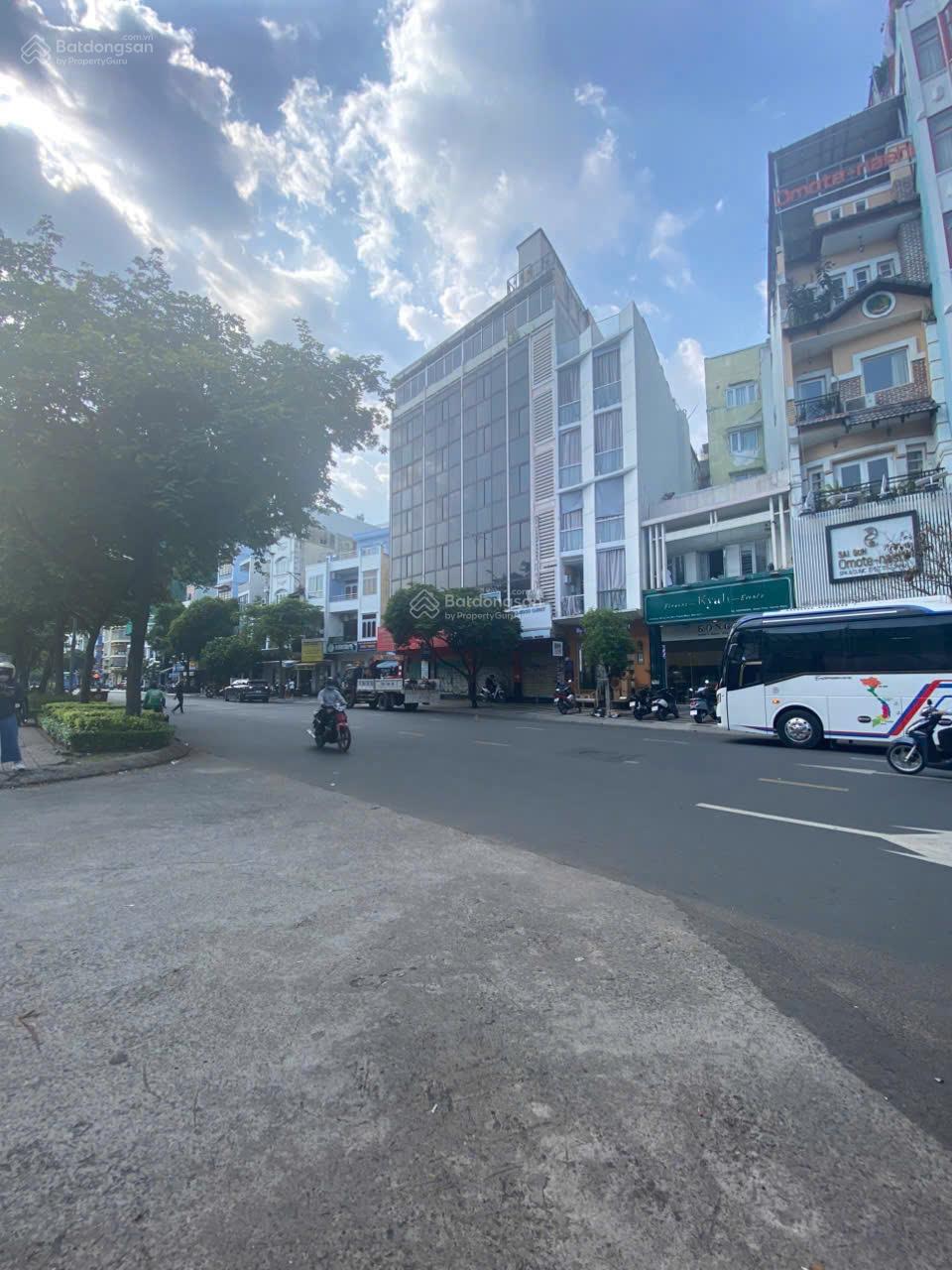 Khan Hiếm ! Cần Bán Tòa Khách Sạn Ngay Chợ Bến Thành Q.1 - DT: 4.5 x 22m - Hầm 11 Tầng - Giá: 90 Tỷ Khan Hiếm ! Cần Bán Tòa Khách Sạn Ngay Chợ Bến Thành Q.1 - DT: 4.5 x 22m - Hầm 11 Tầng - Giá: 90 Tỷ