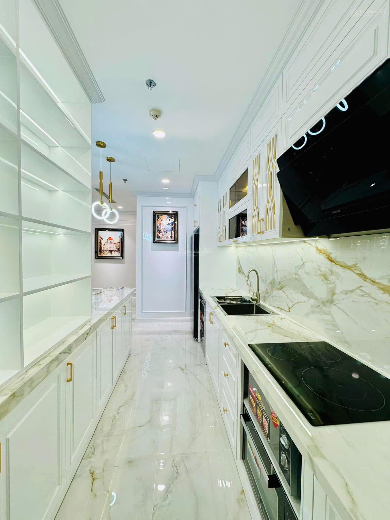 Bán gấp căn hộ cao cấp 3PN 2WC, sở hữu vĩnh viễn, 108m2, Vinhomes Central Park, view sông 14.5 tỷ