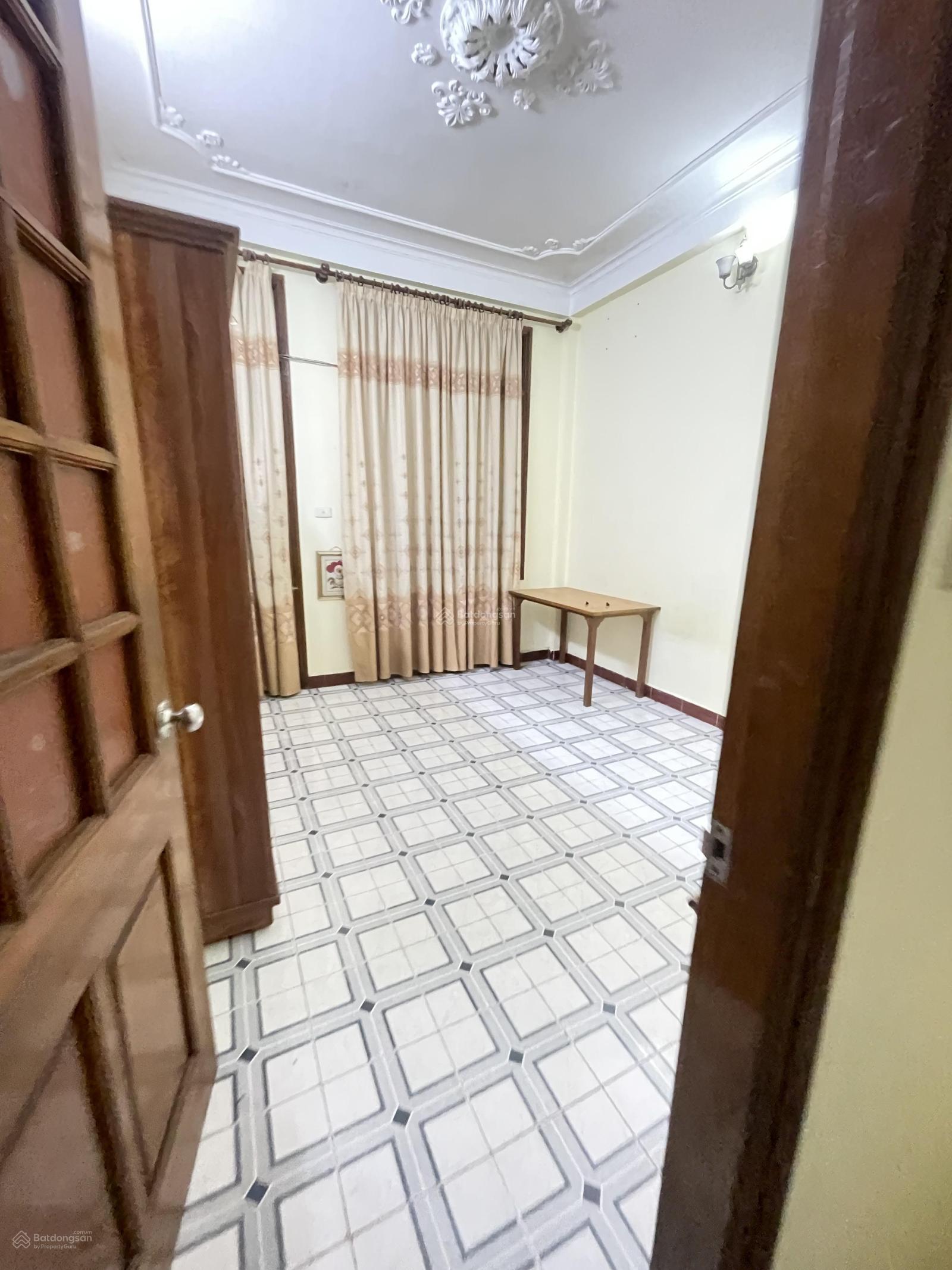 Cho thuê nhà ngõ 61 Hoàng cầu Dt 55m x5T ở vp cty 25 tr/1 th ngõ Thông oto.