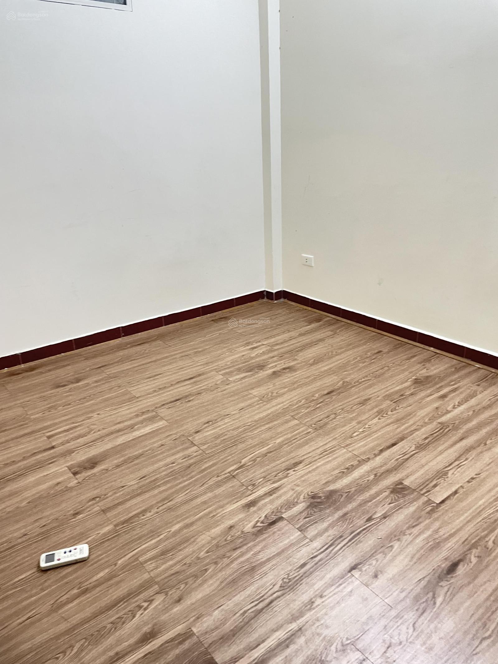 Cho thuê nhà ngõ 61 Hoàng cầu Dt 55m x5T ở vp cty 25 tr/1 th ngõ Thông oto.